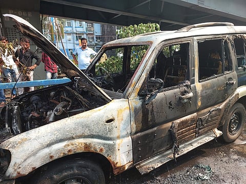 विक्टोरिया के सामने अचानक गाड़ी में लगी आग