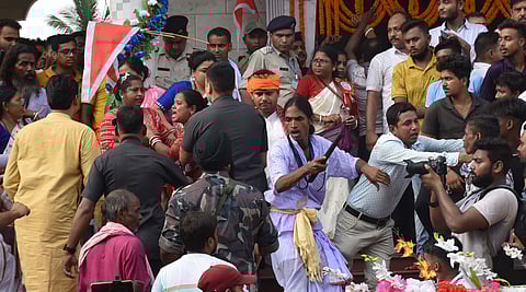 Bengal News : आखिर क्यों हुआ बंगाल के इस मंदिर में घमासान ?