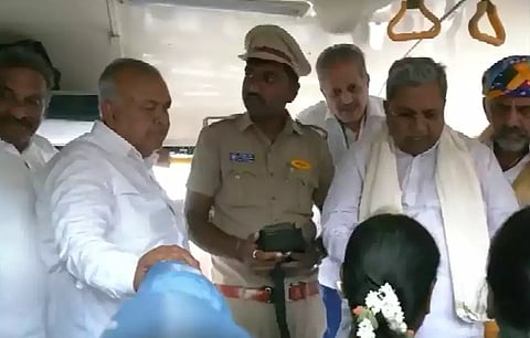 Free bus passes for women : कर्नाटक के सीएम ने महिलाओं को बांटे फ्री पास