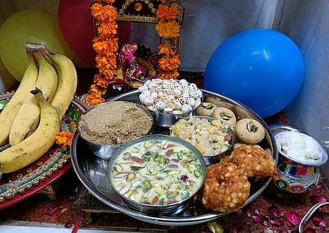 Puja Path: भगवान को प्रसाद चढ़ाते समय न करें ये गलतियां, जानें क्या है सही विधि