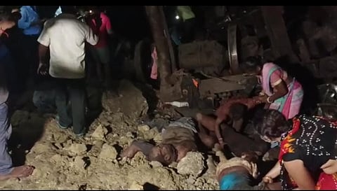 ओडिशा ट्रेन हादसा : अंधेरे में अपनों के टुकड़े तलाशते दिखे लोग