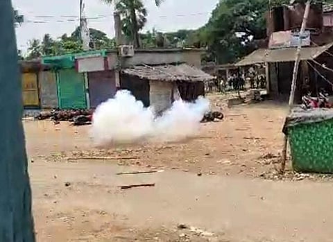 Bengal Violence : नामांकन के दौरान जमकर हुई बमबाजी और चली गोलियां