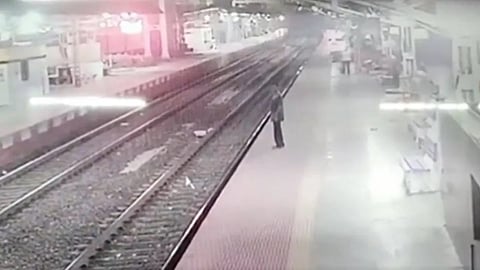 Kolkata Shocking Video Viral : ट्रेन को आते देख पटरी पर सिर रखकर लेट गया शख्स, फिर…