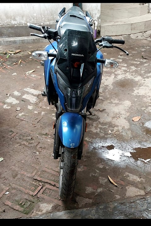 Kolkata Mobile Snatched : बीच सड़क से युवती के हाथ से छीन ले गये मोबाइल, उसके बाद…