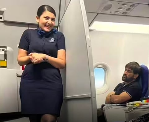 फ्लाइट में सो रहे थे Captain Cool , एयर होस्टेस को आ गया …