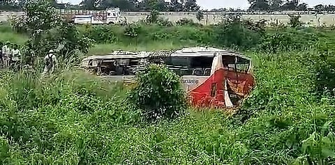 Bus Accident : TMC Rally से लौट रही बस खाई में पलटी, एक साथ …