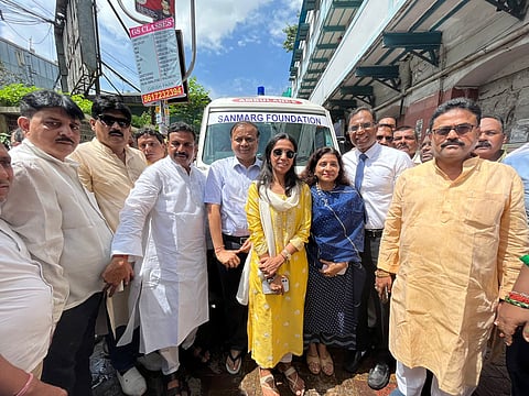 सन्मार्ग फाउंडेशन ने दिया एंबुलेंस सह शववाही वाहन