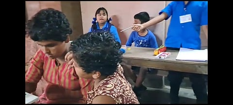 Kolkata News : क्लास के छत से टपक रहा पानी, पढ़ने को मजबूर हैं मानसिक प्रतिबंधी बच्चे