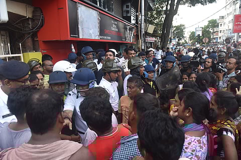 Kolkata Crime News : ढाकुरिया में शराब की दुकान में ग्राहक की पीट-पीट कर हत्या