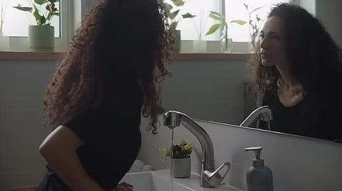 रात में सोने से पहले शीशा देखने की आदत उड़ा सकती है आपकी नींद, तुरंत …