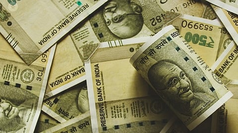 ‘ले जाओ सब बेकार है…’ लोगों पर नोटों की बरसात करने लगा शख्स, वजह …