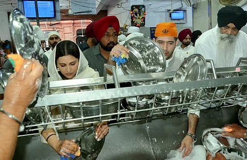 Parineeti-Raghav ने Golden Temple में मथा टेक की सेवा