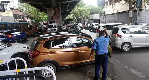 Civic Volunteer संभाल रहे हैं Kolkata की ट्रैफिक