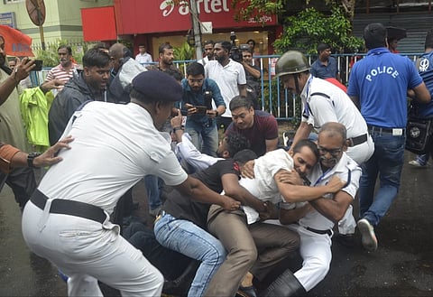 भाजपा की जेयू बचाओ रैली में हंगामा, गेट के सामने दिखाये गये जूते, फेंकी गयी बोतलें