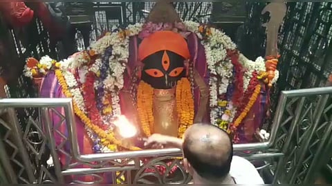 51 शक्तिपीठों में से एक है कोलकाता का Kalighat Temple, मां के …
