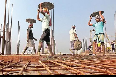 बेहतर काम के साथ अधिक रेट के कारण काफी संख्या में दूसरे राज्यों में जाते हैं श्रमिक