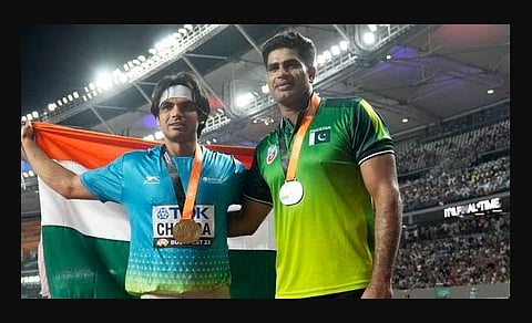 नीरज के बुलाते ही झंडा भूल दौड़ पड़े अरशद, तिरंगे के साथ दिए पोज