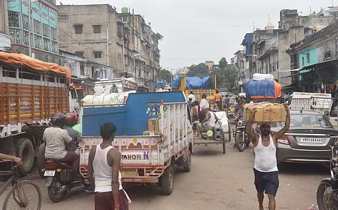 Burrabazar News : बड़ाबाजार में नियमों को ताक पर रखकर हो रही है अवैध पार्किंग