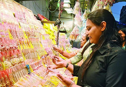 Raksha Bandhan Celebrations in Kolkata : रंग-बिरंगी राखियों से चमचमाया बड़ा बाजार