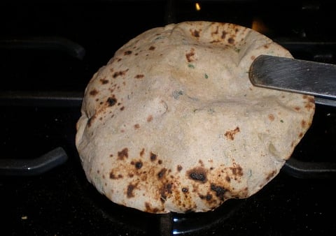 नाग पंचमी के दिन क्यों नहीं बनाते रोटी, जानिए और किन त्योहारों पर तवा चढ़ाना वर्जित