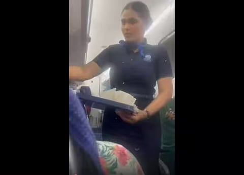 Indigo फ्लाइट में क्यों टिशू पेपर से पसीना पोंछ रहे यात्री?