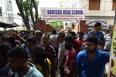 Behala Accident : बारिशा स्कूल के सामने दागे गए आंसू गैस के गोले, धुएं से बीमार पड़े छात्र!