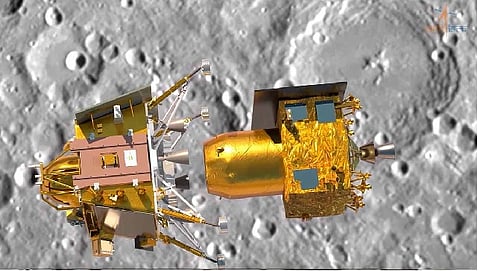 विक्रम लैंडर बाएं तरफ जो अपने प्रोपल्शन मॉड्यूल से अलग हो चुका