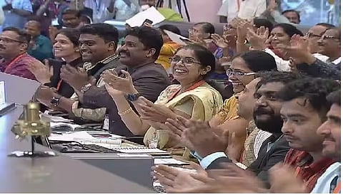 चंद्रयान-3 की लैंडिंग पर खुश होते इसरो के साइंटिस्ट (सोर्स- इंटरनेट)