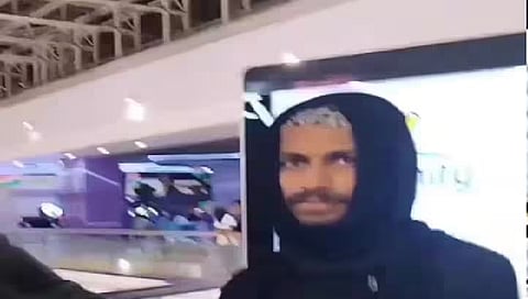 लेडीज वॉशरूम में बुर्का पहनकर घुसा युवक