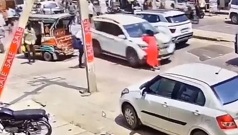 महिला को कार से घसीटा 