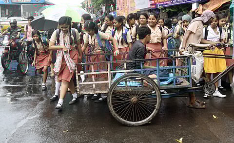 स्कूलों के बाहर जे वॉकिंग और हेलमेट पहनने को लेकर जागरूक करेगी पुलिस