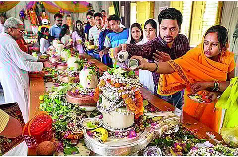 फूलों की वर्षा और जयघोष से शिवमय हो गया प्रयागराज