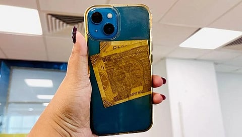 Tech News: फोन के कवर में नहीं रखें नोट, जानिए इसके पीछे की सही वजह