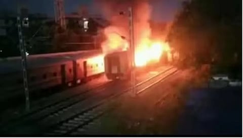 ट्रेन के कोच में लगी आग (सोर्स- इंटरनेट)