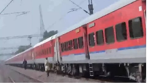  उदयपुर-खजुराहो एक्सप्रेस के इंजन में लगी आग