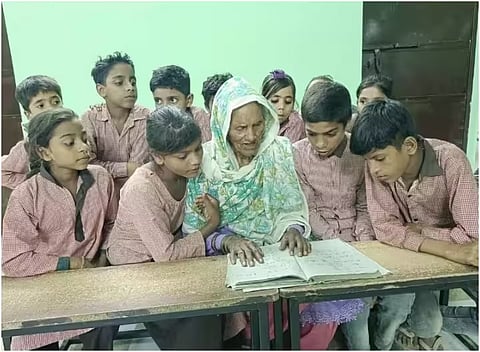 जज्बा हो तो दादी जैसा! 92 की उम्र में स्कूल जाकर कर रहीं पढ़ाई …
