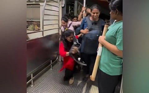 VIDEO: सीट के लिए जानलेवा रेस, चलती ट्रेन में बैठने के लिए ‘मिल्खा सिंह’ बनी महिलाएं