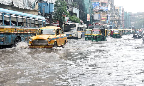 Kolkata Rain Alert : जमकर बरसे बादल, जानें आज …