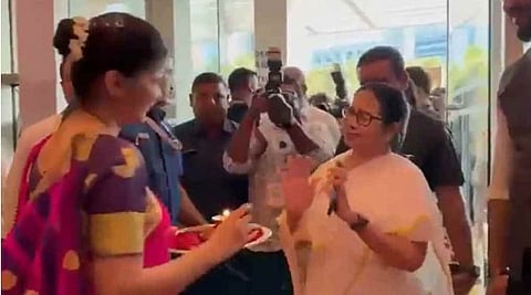 ममता बनर्जी का वीडियो शेयर कर ये नेता बोले- इन्हें अब तिलक से भी दिक्कत?