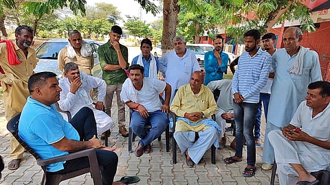 मजदूर के खाते में पहुंच गए 200 करोड़ ! डर के मारे …