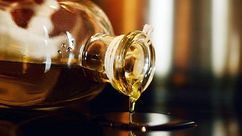 काली मिर्च, सरसों के तेल के अलावा इन चीजों का हाथ से गिरना होता है अशुभ, जानें कारण