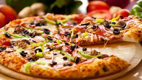 बिना ऑर्डर किए 10 सालों तक घर पर आया पिज्जा तो कांपने लगा बुजुर्ग, बोला …