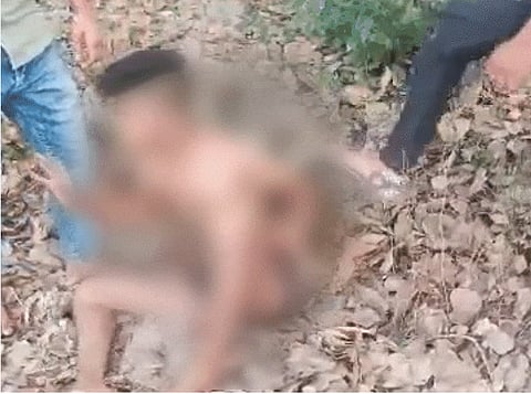 कपड़े उतरवाए, बेल्ट से पीटा, गले में पट्टा बांध भौंकने को किया मजबूर …