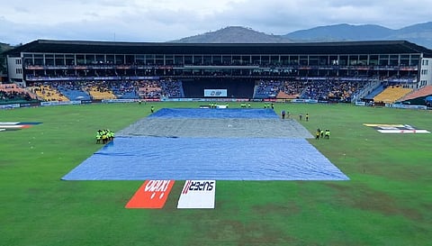 बारिश की वजह से हो रही रुकावट (सोर्स- BCCI/twitter)