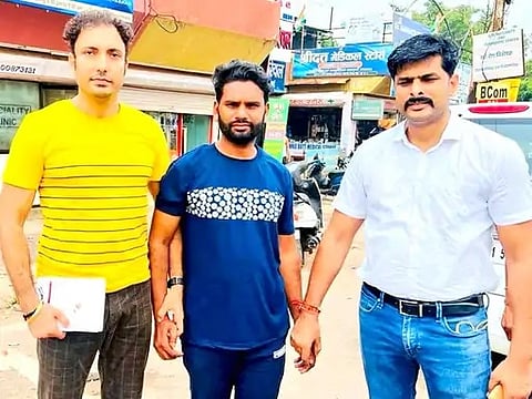 सोने की कैंची से मोदी के बाल काटने के लिए युवक ने ज्वेलरी शॉप से की चोरी