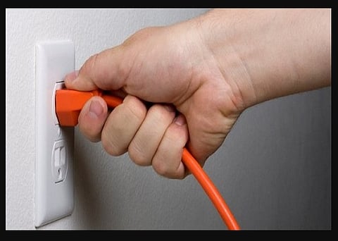 डांट से नाराज था रसोइया, बिजली की तार से मालकिन को दिया झटका, फिर माफी मांगकर कही ऐसी बात…