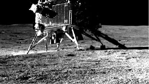 विक्रम लैंडर की तस्वीर प्रज्ञान से ली गई (सोर्स- ISRO/twitter)