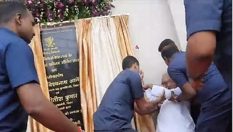 उद्घाटन समारोह में गिर गए CM नीतीश कुमार