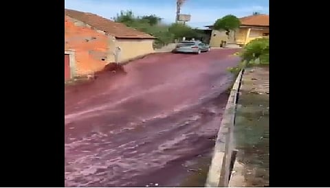 सड़क पर शराब बहने लगी