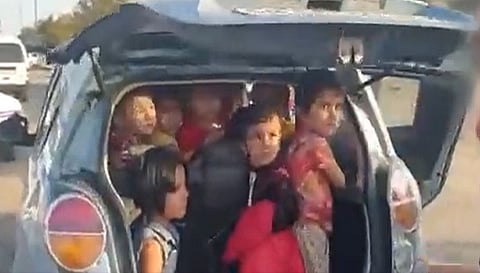 महिला ने अपनी कार में ठूंसकर भरे थे इतने बच्चे, निकलने लगे तो…